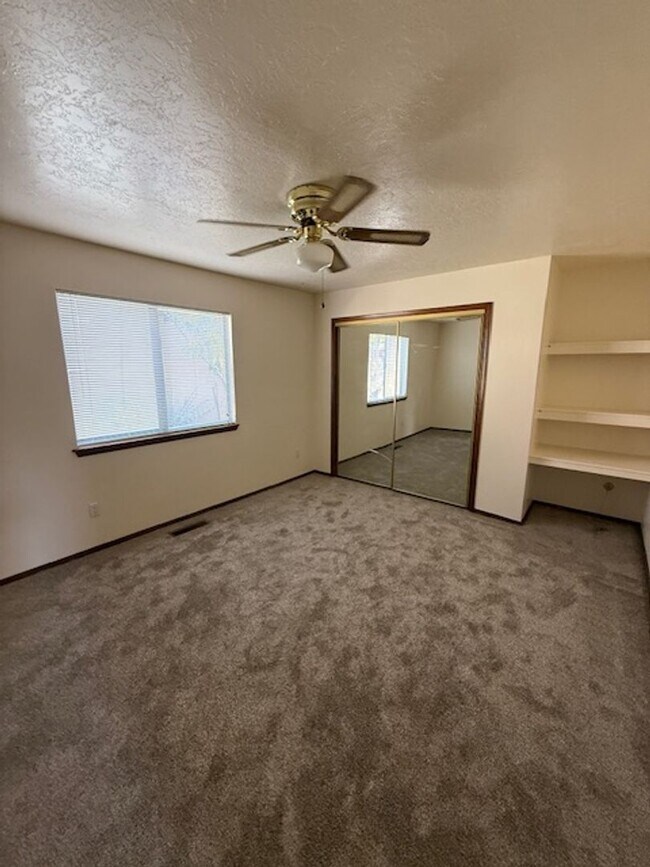 Building Photo - Recently updated 2 Bedroom 2 Bath Townhouse located in the popular foot hills area!