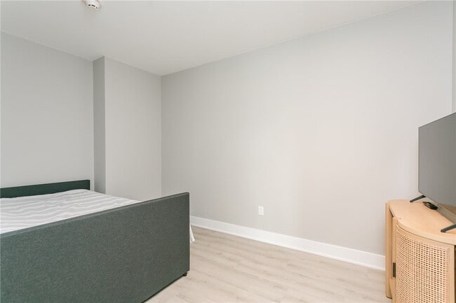 Building Photo - 205 Lakeshore Dr