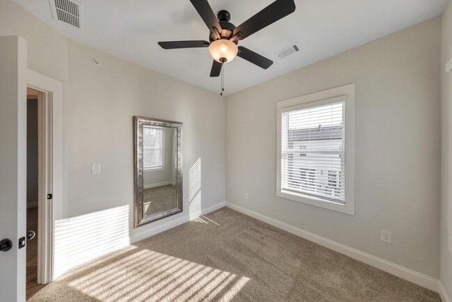 Building Photo - 320 Oak Arms Wy