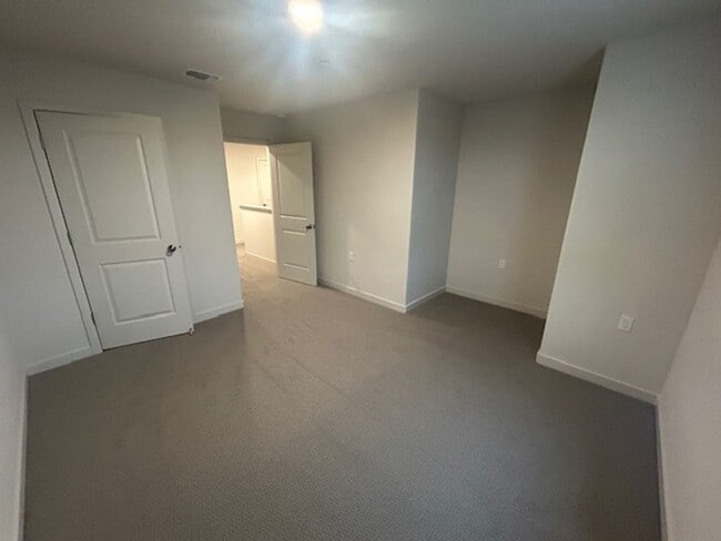 Building Photo - Newer 5 Bedroom 3 Bathroom in Tulare!