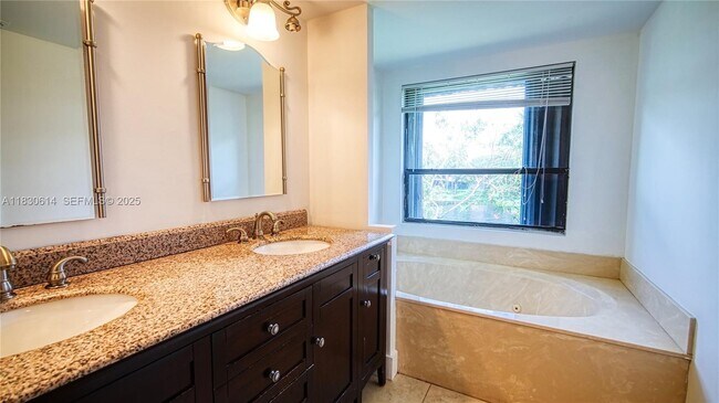 Building Photo - 11101 SW 15th Manor