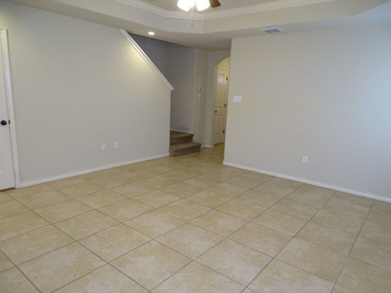 Building Photo - 7054 Lakeview Dr