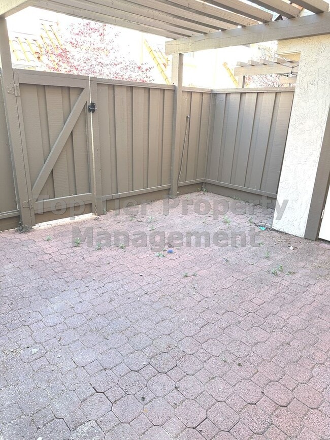 Building Photo - Very nice 2 bed, 2.5 bath, 1,178 sqft Walnut Creek Townhouse in desirable Main Chance Estates Dev...