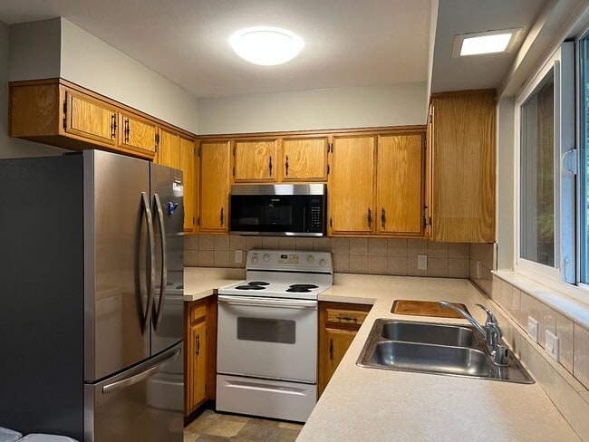 Building Photo - Conveniently located just moments from dow...