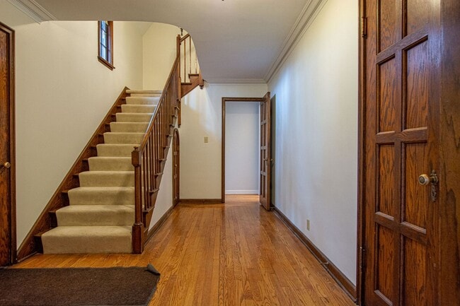 Building Photo - Gorgeous 5 Bedroom / 4.5 Bath Home located right off Happy Hollow Blvd!