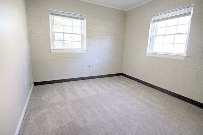 Building Photo - Super Southwest Durham home with fenced in...