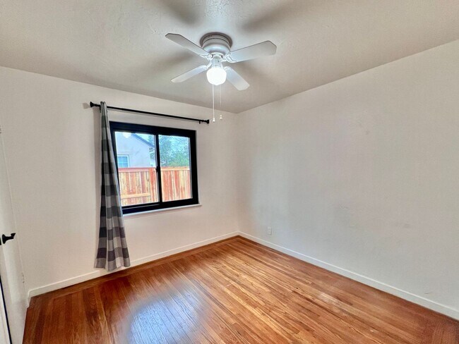 Building Photo - 3 Bed / 1.5 Bath | Thornwood Terrace Home ...