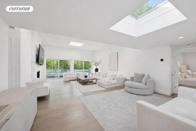 Building Photo - 3 Southwood Ln