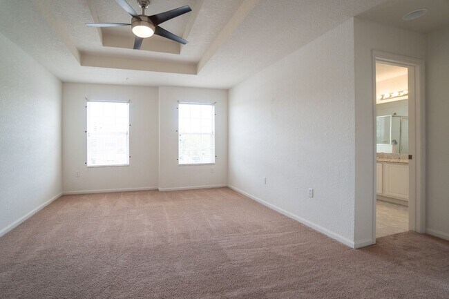 Building Photo - Beautiful 3/2.5 Townhome in gated communit...
