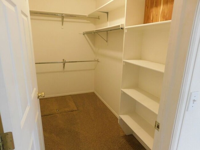 Building Photo - 3 bedroom home with fenced yard and garage...