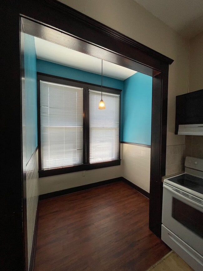 Building Photo - 305 W 38th St