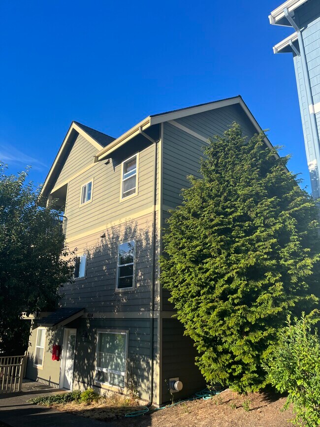 Building Photo - 4014 Byron Ave