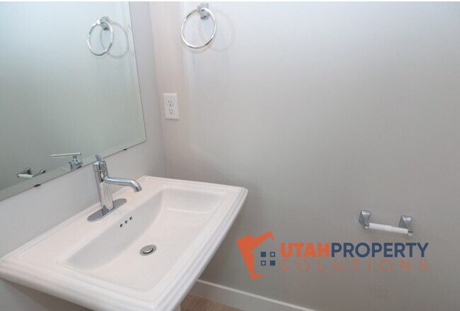 Building Photo - 982 W 380 S