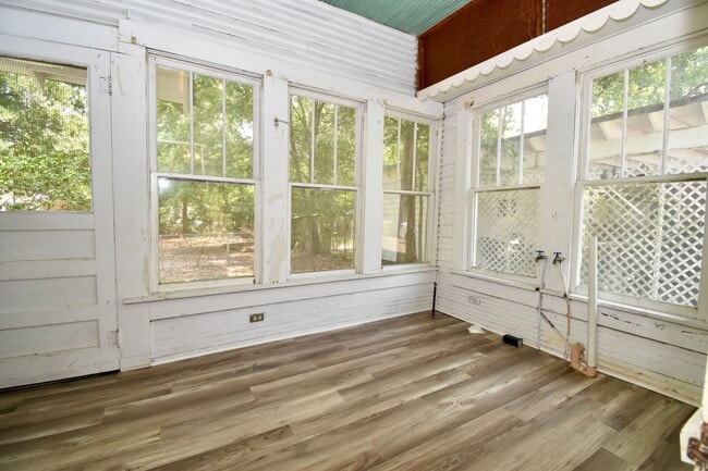 Building Photo - Three Bedroom Close to Tech!