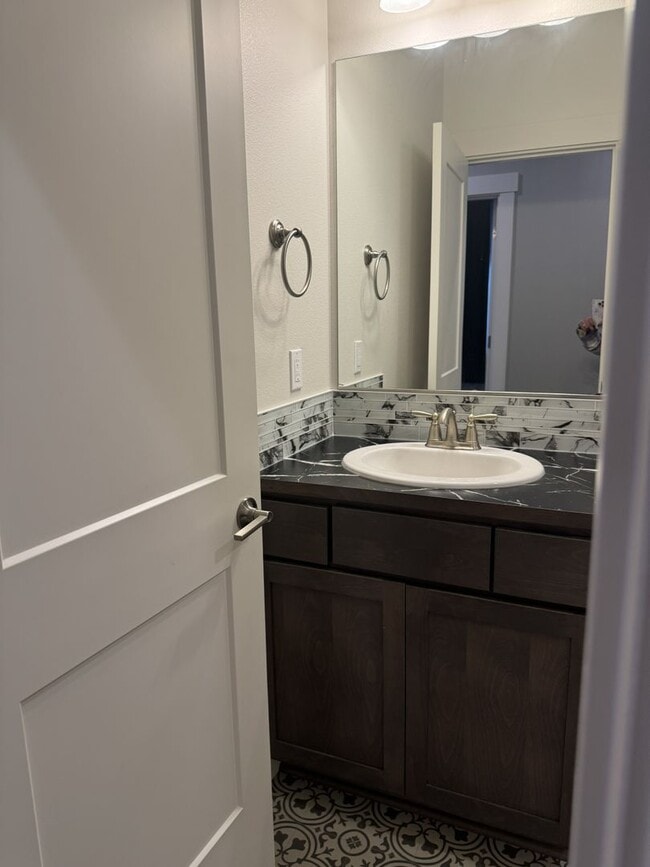 Building Photo - Lovely Open concept Low Maintenance