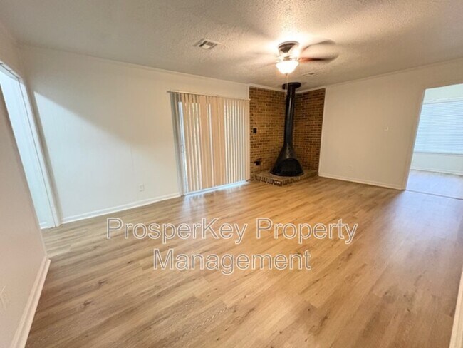 Building Photo - 740 Ledyard Pl