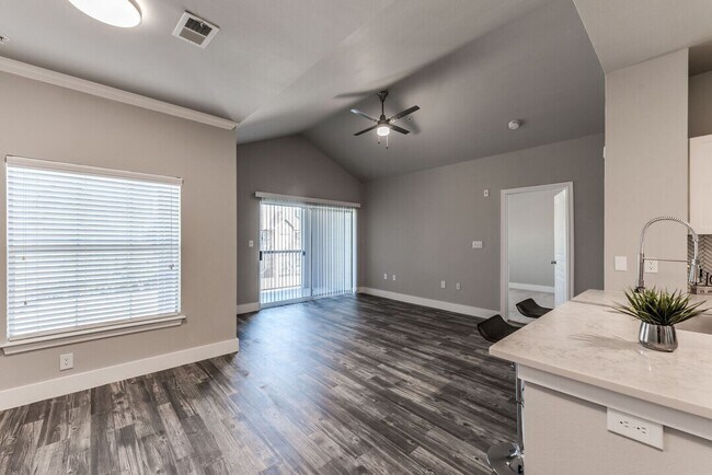 Building Photo - Your Dream Apartment Just Got $750 More Af...