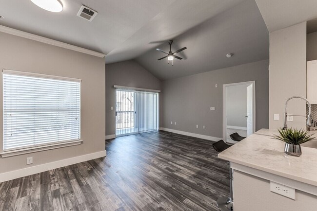 Building Photo - Your Dream Apartment Just Got $750 More Affordable!