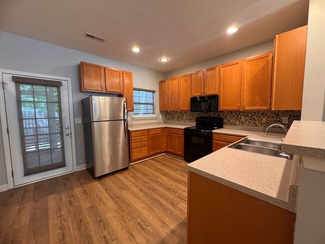 Building Photo - 2BR 2.5BA Townhome with Screened Porch