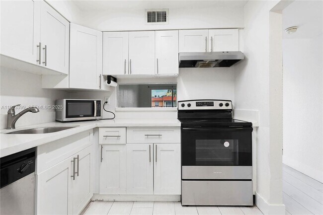 Building Photo - 5201 Geneva Ct