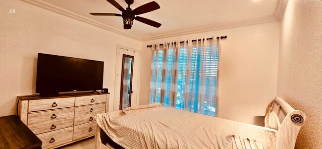 Building Photo - 400 SW 15th Dr