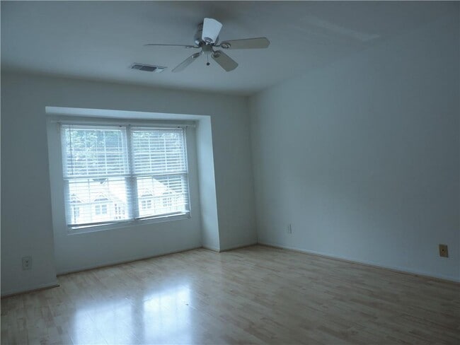 Building Photo - 68 Springhedge Ct St
