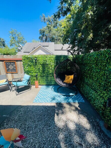 Building Photo - 1274 N Cedar St