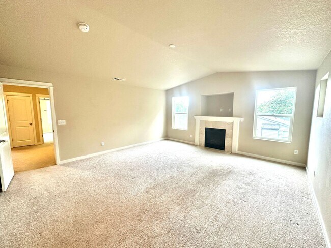 Building Photo - Beautiful 6-bedroom 4-bathroom home in an upscale neighborhood in the Sexton Mountain section of ...