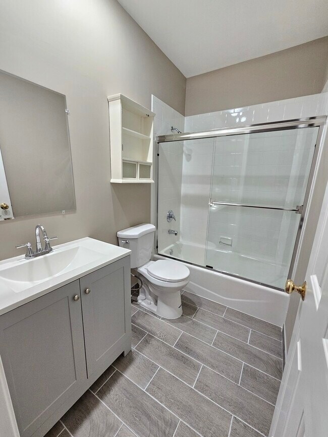 Building Photo - 1069 N Marshfield Ave