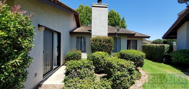 Building Photo - Cozy 2 bedroom 2 Bath home near Stowell and Broadway!