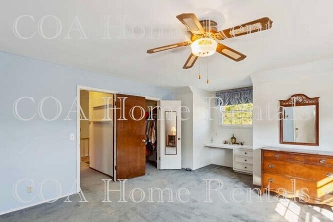 Building Photo - Great East Side Location