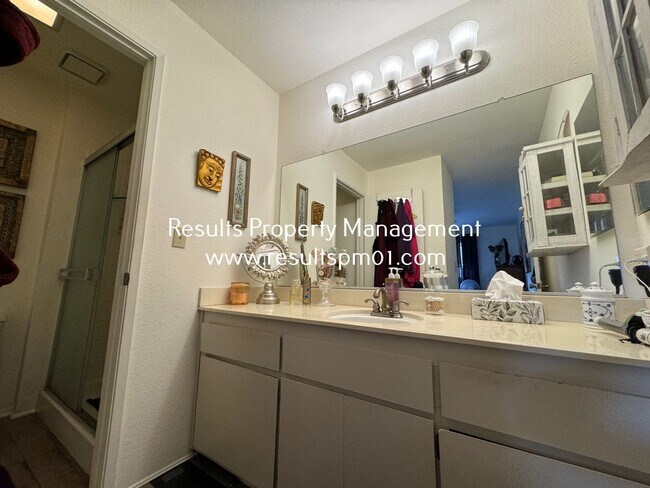 Building Photo - Hidden Roseville 3 Bed 2.5 Bath Gem