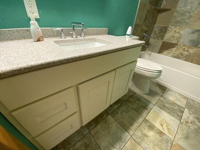 Building Photo - 4 Bedroom Townhome by Moorhead High School!