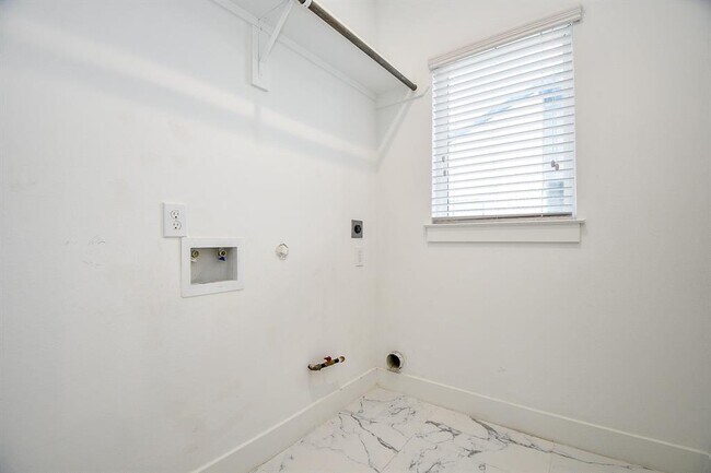 Building Photo - 2404 Hadley St