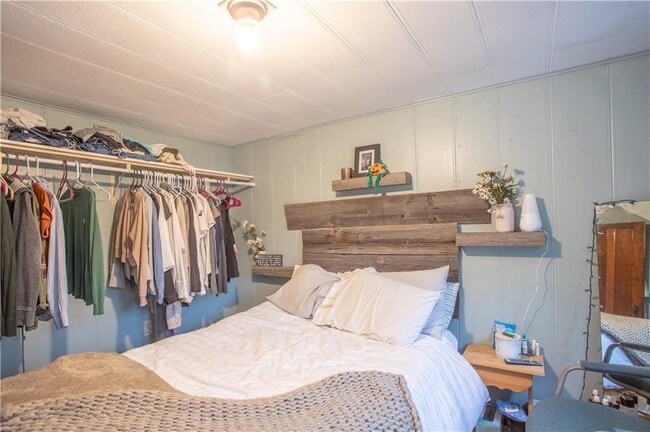 Building Photo - 3 bedroom, 1 bathroom Home With Garage