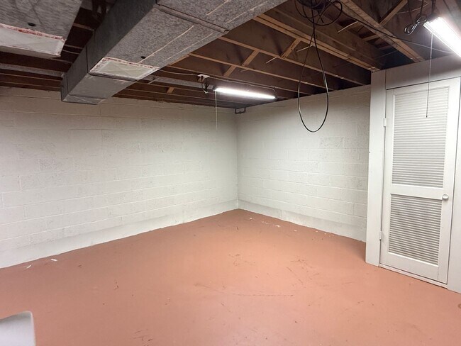 Building Photo - Move-In Ready 2 bedroom, 1.5 bathroom Home in Livonia