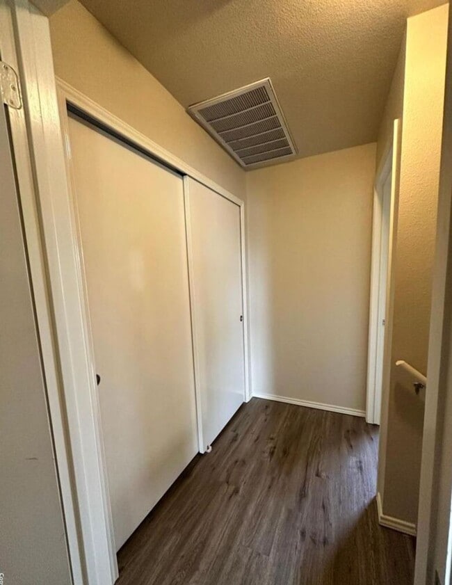 Building Photo - 3 BD/2.5 BA AVAILABLE IN GATED COMMUNITY I...