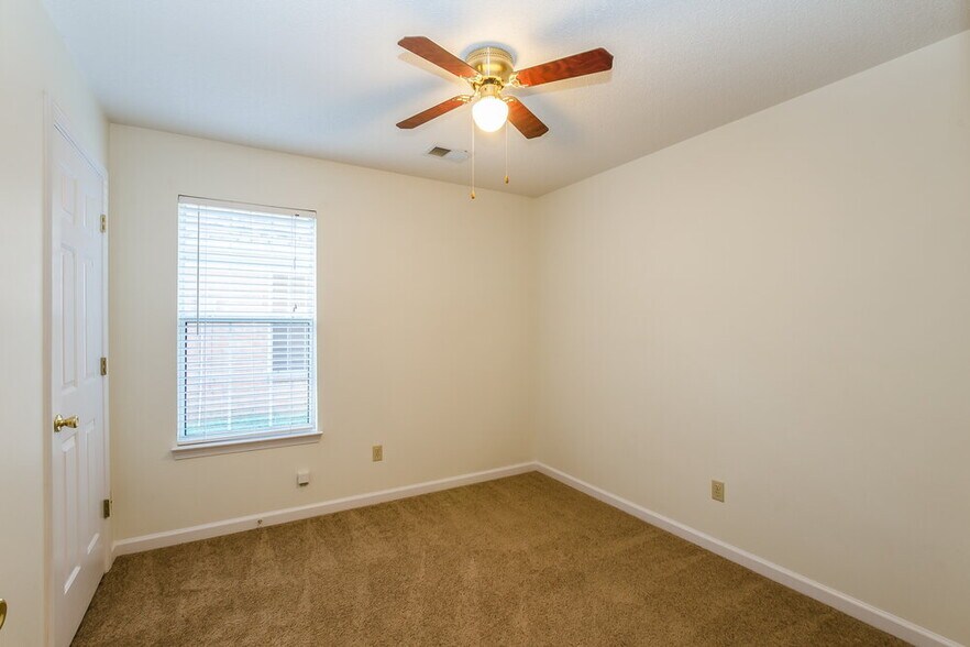 Building Photo - 5892 Alexandria Ln