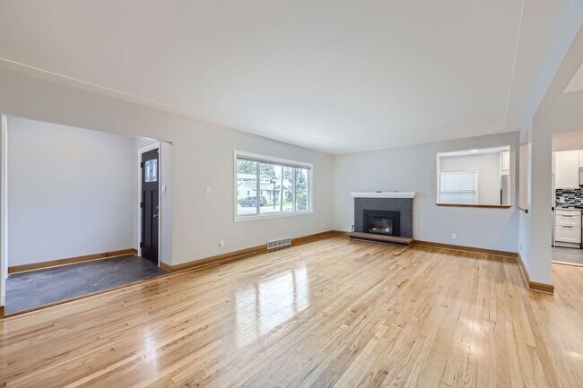 Building Photo - Wonderful West Old Town Home! A must see! ...