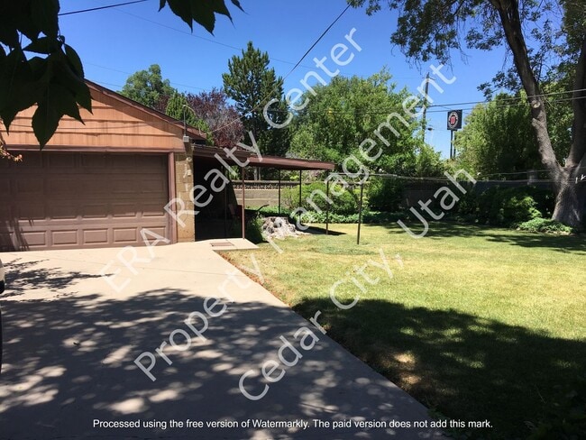 Building Photo - 4 bed - 2 bath Charming single family home walking distance to everything!