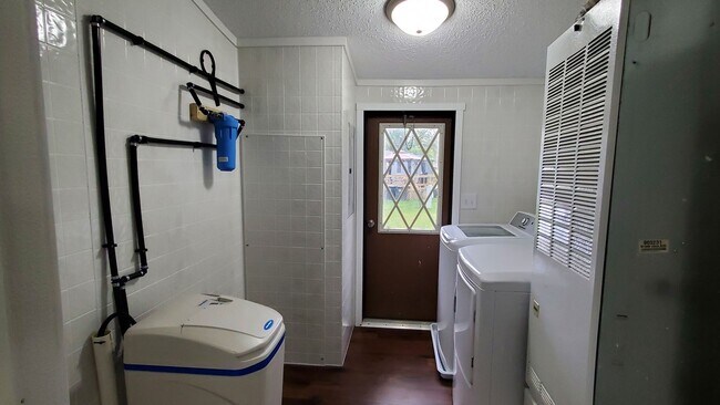 Building Photo - Spacious, Newly Renovated 3 Bed, 2 Bath Home