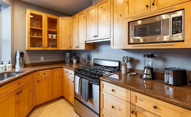 Building Photo - Luxurious Carlsbad Beach Townhouse - Your Coastal Dream Awaits!