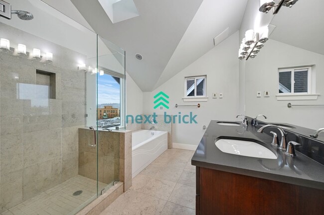 Building Photo - Stunning 2BR and 3BA single family with la...