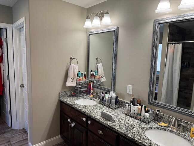 Building Photo - 4 Bedroom | 2 Bathroom | 3 Car Garage| Springfield MO | Fire Place | Covered patio!