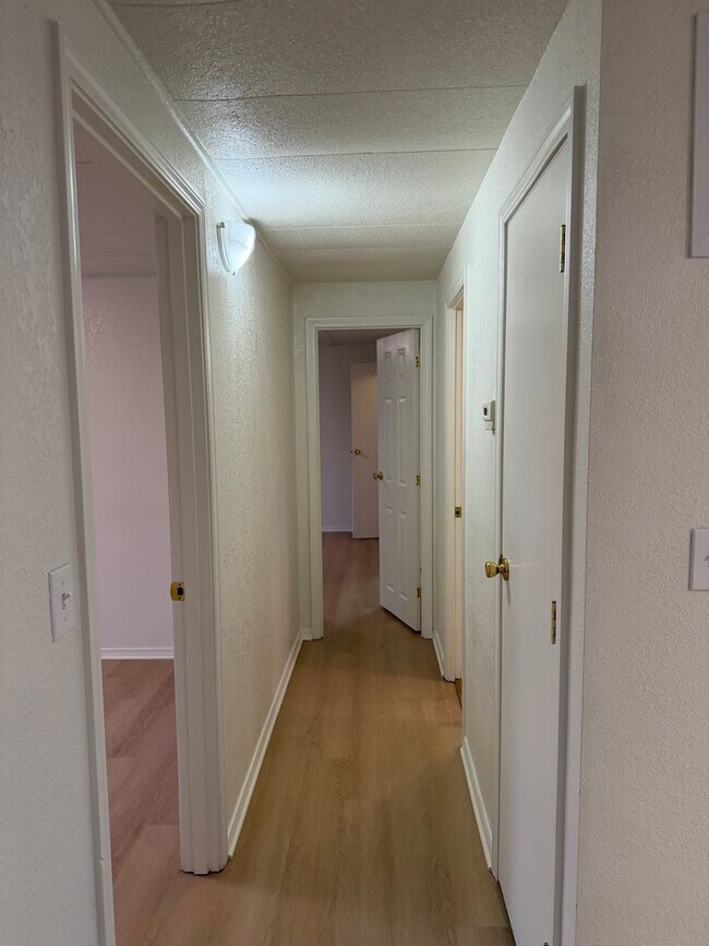 Building Photo - Updated 3 bedroom 2 bathroom house in Springfield!