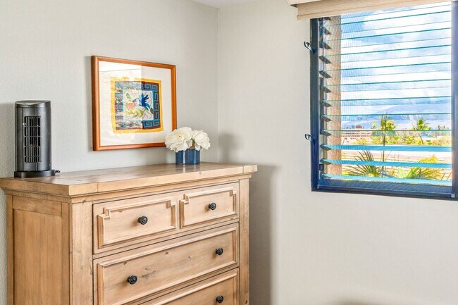 Building Photo - Ocean View 2/2 Fully Furnished + Newly Renovated Condo!