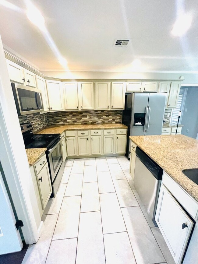 Building Photo - ** 4 Bed 2 Bath located in Brentwood ** Ca...
