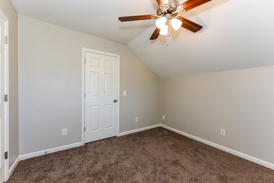 Building Photo - 900 Bluebird Ct