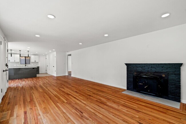 Building Photo - 13723 36th Ave NE