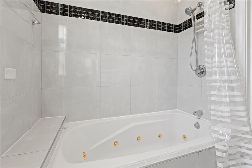 Building Photo - 3268 W Fullerton Ave